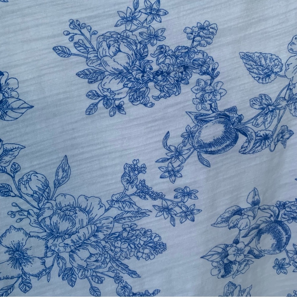 Dept. 222 (XL) White Sleeveless w/Blue Floral Print, V-Neck, w/decorative pocket - Picture 5 of 5